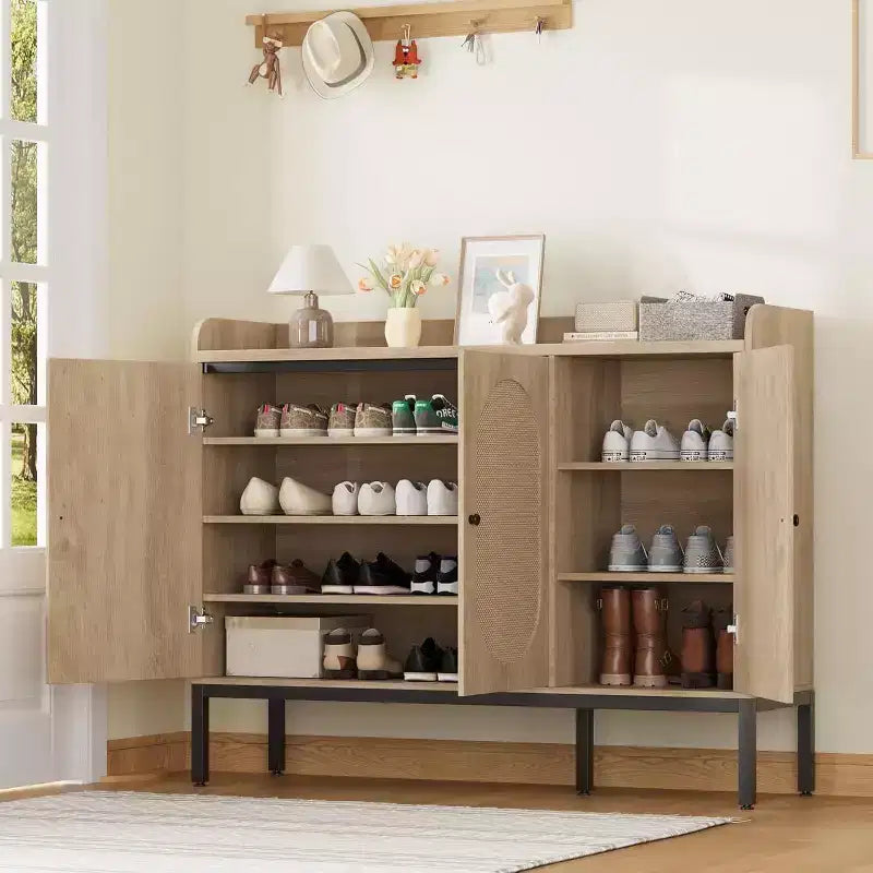 Meuble à chaussures autoportant en rotin Acekool avec 3 portes, 4 étagères réglables et pieds en métal, rangement à chaussures dissimulé pour entrée, couloir, salon