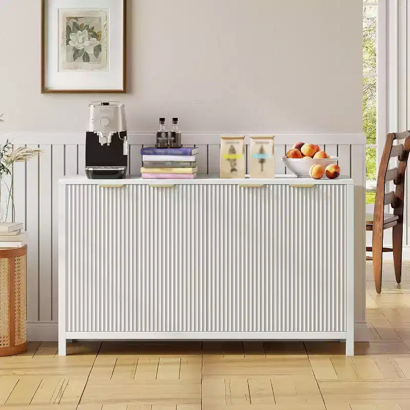 Buffet moderne cannelé de 55 pouces avec grand espace de rangement et portes, grand buffet de cuisine de ferme en bois, meuble bar à café pour salle à manger