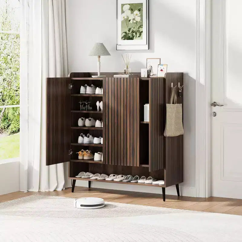 Acekool Armoire à chaussures 6 niveaux, organisateur d'entrée moderne noir sans poignée, 3 portes, crochets intégrés, étagère à chaussures spacieuse