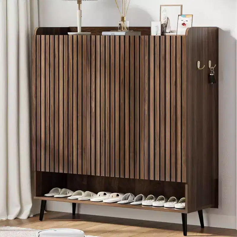 Acekool Armoire à chaussures 6 niveaux, organisateur d'entrée moderne noir sans poignée, 3 portes, crochets intégrés, étagère à chaussures spacieuse