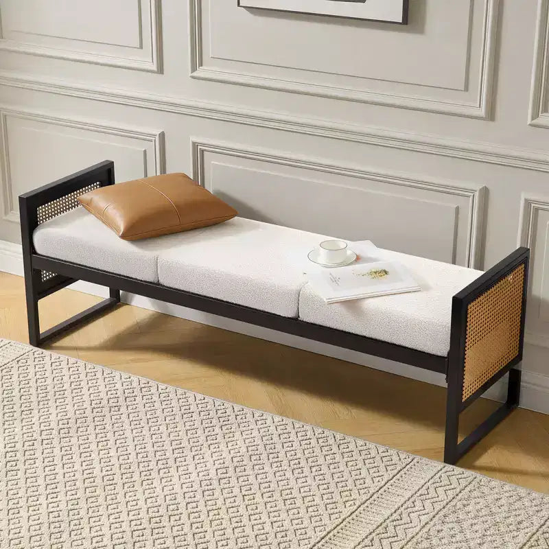 Bekrvio Banc long rembourré en bouclette de 145 cm avec cadre en métal et côtés en rotin PE, banc de bout de lit, banc d'entrée moderne pour salon
