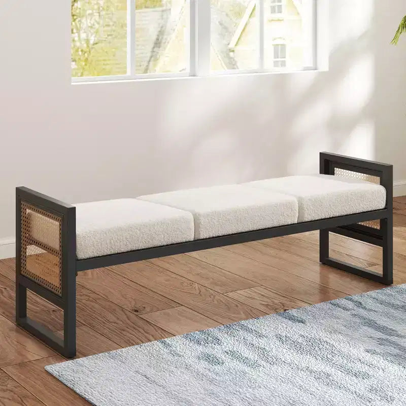 Bekrvio Banc long rembourré en bouclette de 145 cm avec cadre en métal et côtés en rotin PE, banc de bout de lit, banc d'entrée moderne pour salon