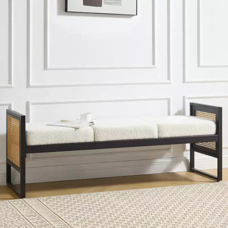 Bekrvio Banc long rembourré en bouclette de 145 cm avec cadre en métal et côtés en rotin PE, banc de bout de lit, banc d'entrée moderne pour salon
