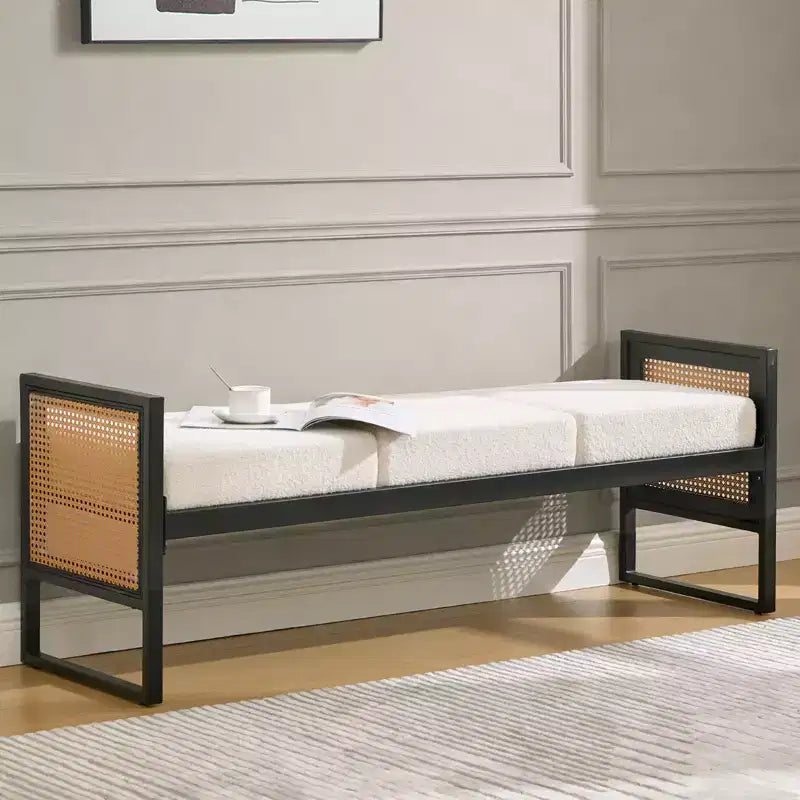 Bekrvio Banc long rembourré en bouclette de 145 cm avec cadre en métal et côtés en rotin PE, banc de bout de lit, banc d'entrée moderne pour salon