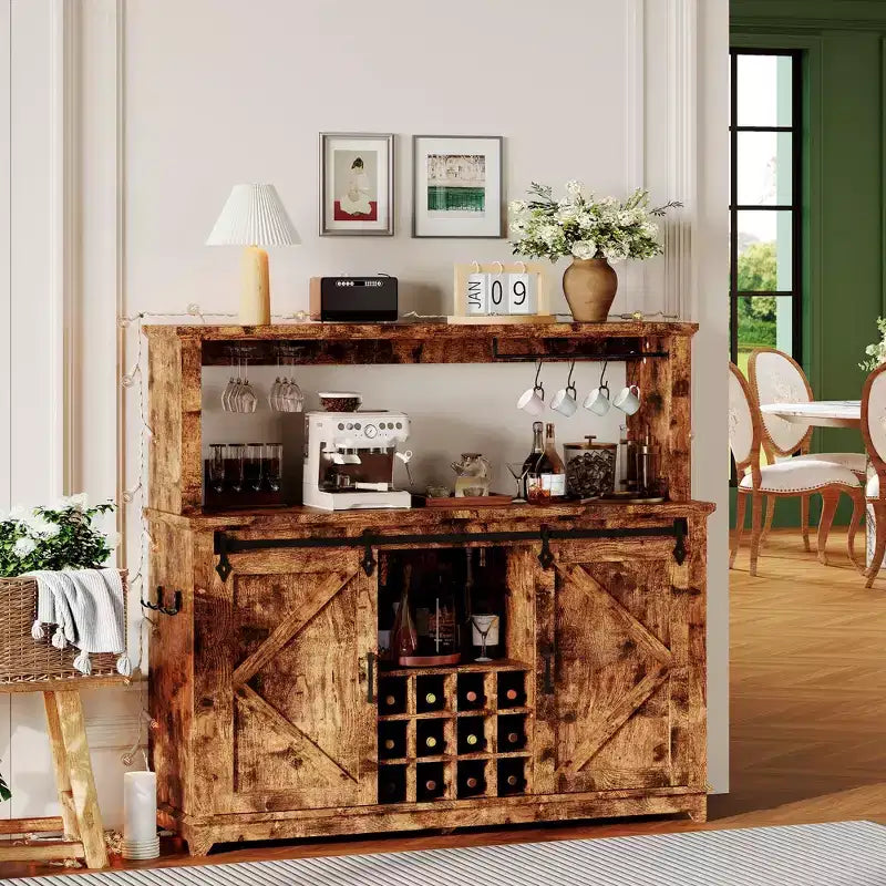 Buffet avec prise électrique, meuble de bar à café 55 avec porte coulissante de grange, support à verres à vin et grande huche de rangement – Buffet de cuisine de ferme