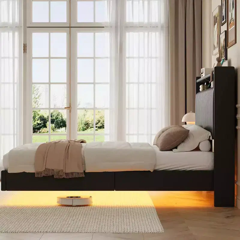 Lit plateforme Coolmee pleine/grande taille avec lumières LED RGB et station de recharge, lit rembourré avec tête de lit de rangement