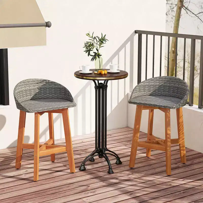 Costway Chaises de bar d'extérieur en rotin synthétique, lot de 2/4 tabourets de bar en bois d'acacia massif pour porche, marron/gris