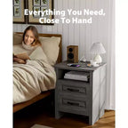Table de chevet de ferme Amada avec station de charge, table de chevet de 48 cm de large avec 2 tiroirs, USB, table d'appoint de ferme rustique pour chambre à coucher, gris