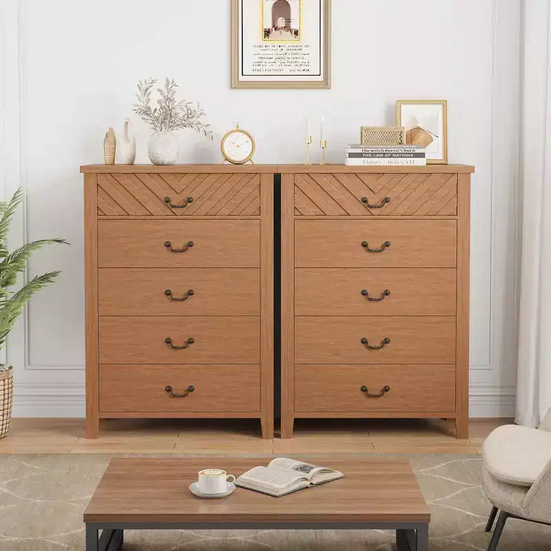 Commode à 5 tiroirs pour chambre à coucher, table de chevet marron à 5 tiroirs avec élégant design en V, commode de rangement en bois pour salon, chambre d'enfant.