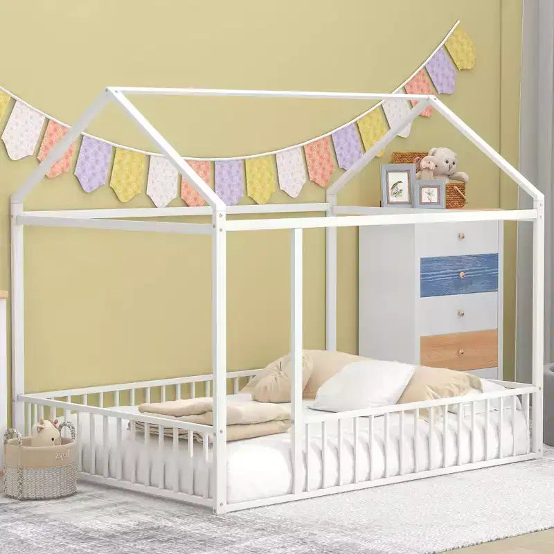Bellemave Lit Montessori au sol double, Cadre de lit maison en métal, Lit cabane pour enfants, Lit Montessori au sol avec clôture, Aire de jeux pour enfants, Blanc
