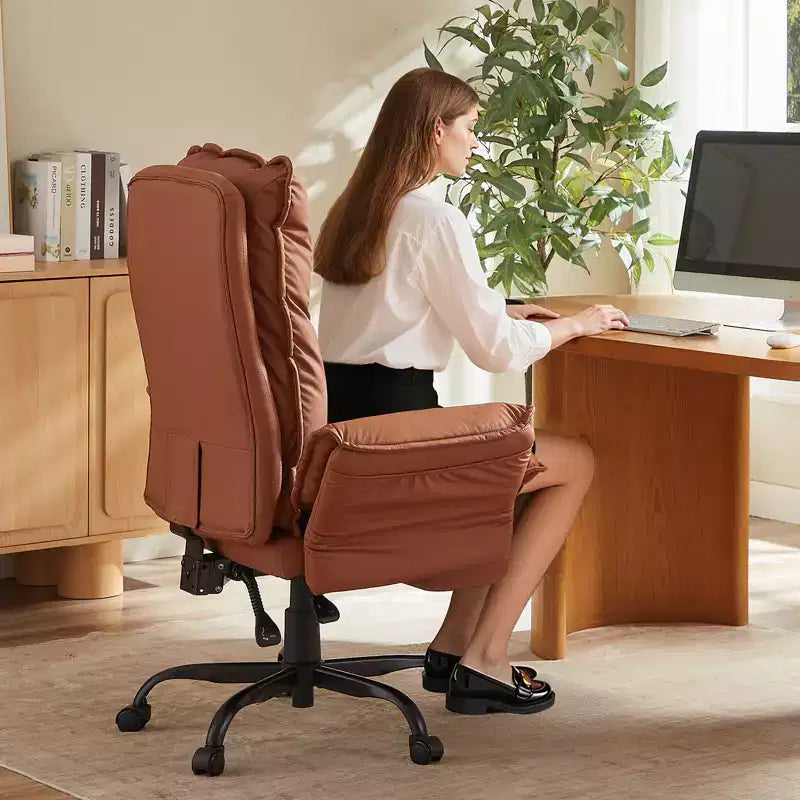 Chaise de bureau Bestier avec repose-pieds et accoudoirs relevables, chaise ergonomique à dossier haut avec poches latérales, chaise en cuir à pieds croisés avec roulettes