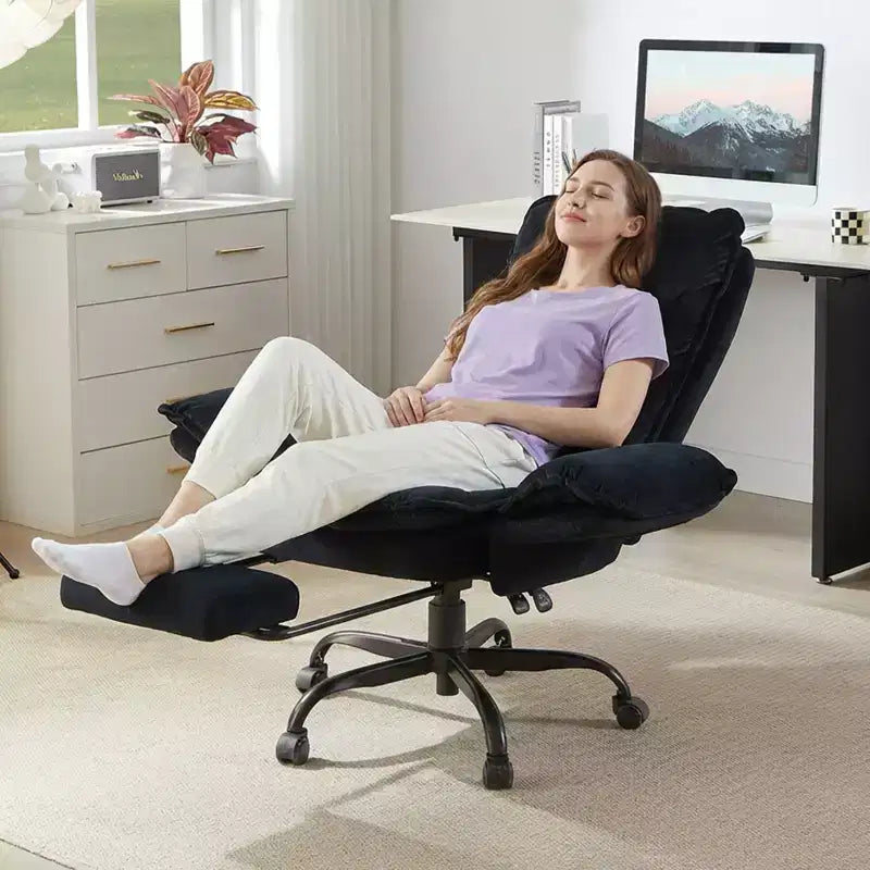 Chaise de bureau Bestier avec repose-pieds et accoudoirs relevables, chaise ergonomique à dossier haut avec poches latérales, chaise en cuir à pieds croisés avec roulettes