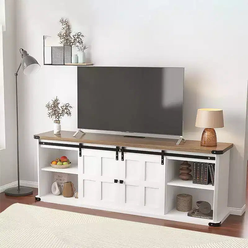 Meuble TV Coolmee de 70 pouces pour téléviseurs jusqu'à 75 pouces avec prise de courant, meuble de divertissement de style ferme avec portes coulissantes de grange et armoires de rangement
