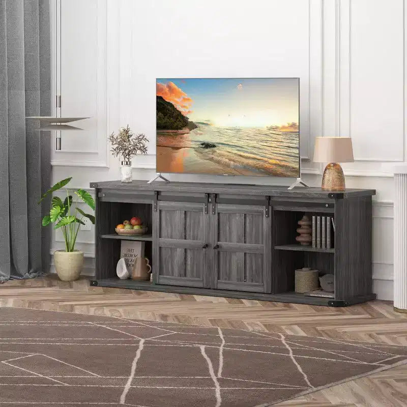 Meuble TV Coolmee de 70 pouces pour téléviseurs jusqu'à 75 pouces avec prise de courant, meuble de divertissement de style ferme avec portes coulissantes de grange et armoires de rangement