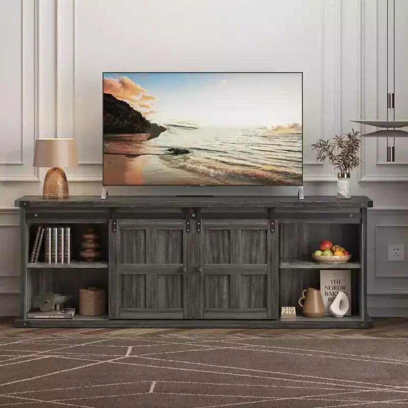 Meuble TV Coolmee de 70 pouces pour téléviseurs jusqu'à 75 pouces avec prise de courant, meuble de divertissement de style ferme avec portes coulissantes de grange et armoires de rangement