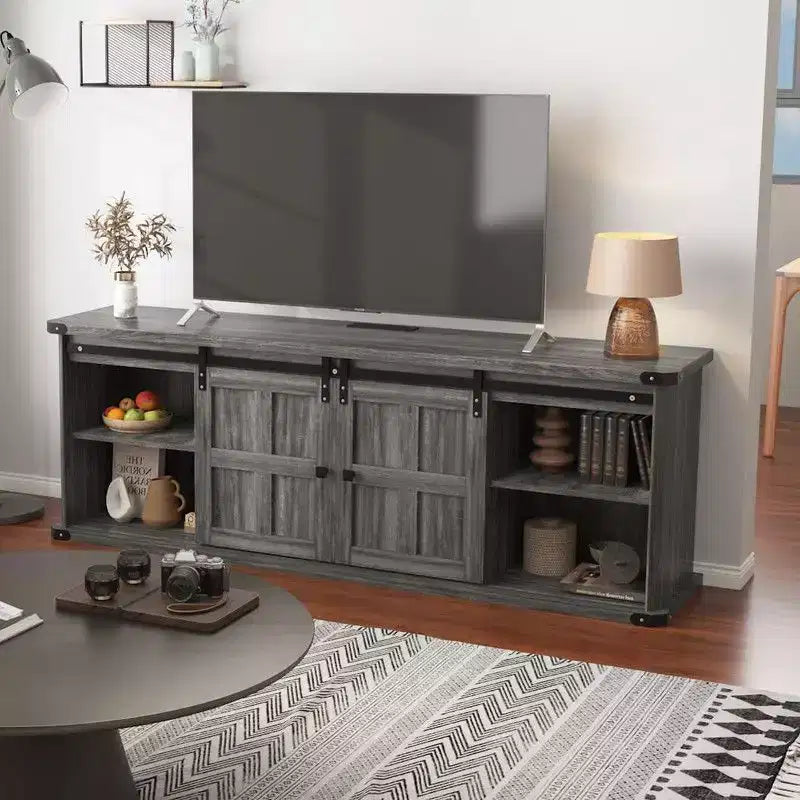 Meuble TV Coolmee de 70 pouces pour téléviseurs jusqu'à 75 pouces avec prise de courant, meuble de divertissement de style ferme avec portes coulissantes de grange et armoires de rangement