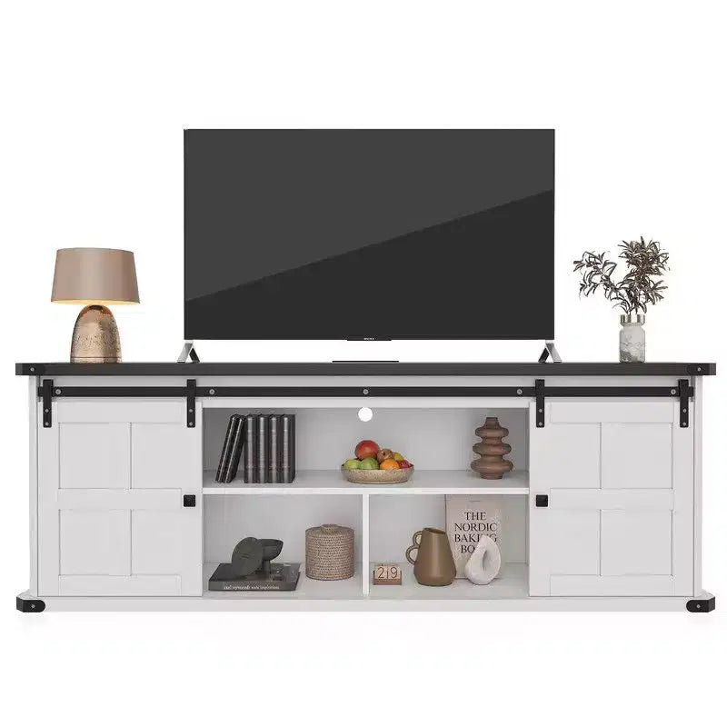 Meuble TV Coolmee de 70 pouces pour téléviseurs jusqu'à 75 pouces avec prise de courant, meuble de divertissement de style ferme avec portes coulissantes de grange et armoires de rangement