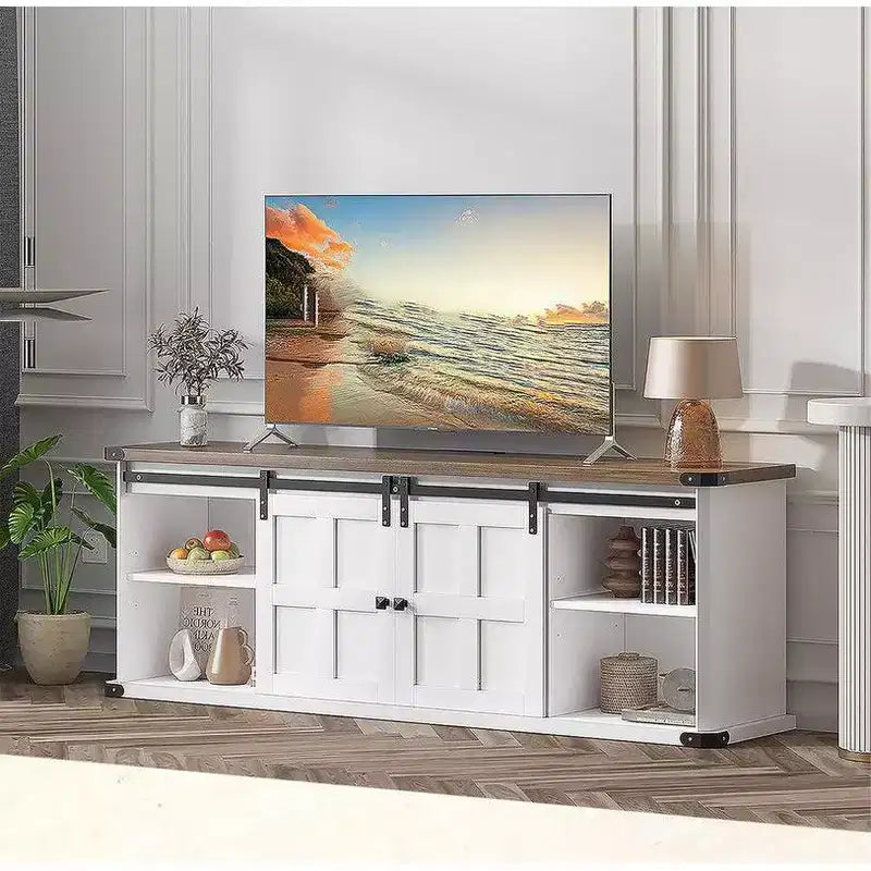 Meuble TV Coolmee de 70 pouces pour téléviseurs jusqu'à 75 pouces avec prise de courant, meuble de divertissement de style ferme avec portes coulissantes de grange et armoires de rangement