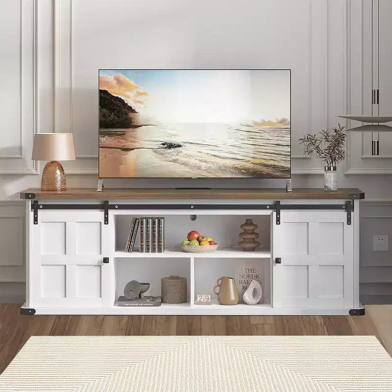 Meuble TV Coolmee de 70 pouces pour téléviseurs jusqu'à 75 pouces avec prise de courant, meuble de divertissement de style ferme avec portes coulissantes de grange et armoires de rangement