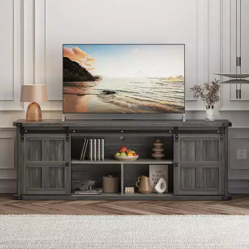 Meuble TV Coolmee de 70 pouces pour téléviseurs jusqu'à 75 pouces avec prise de courant, meuble de divertissement de style ferme avec portes coulissantes de grange et armoires de rangement