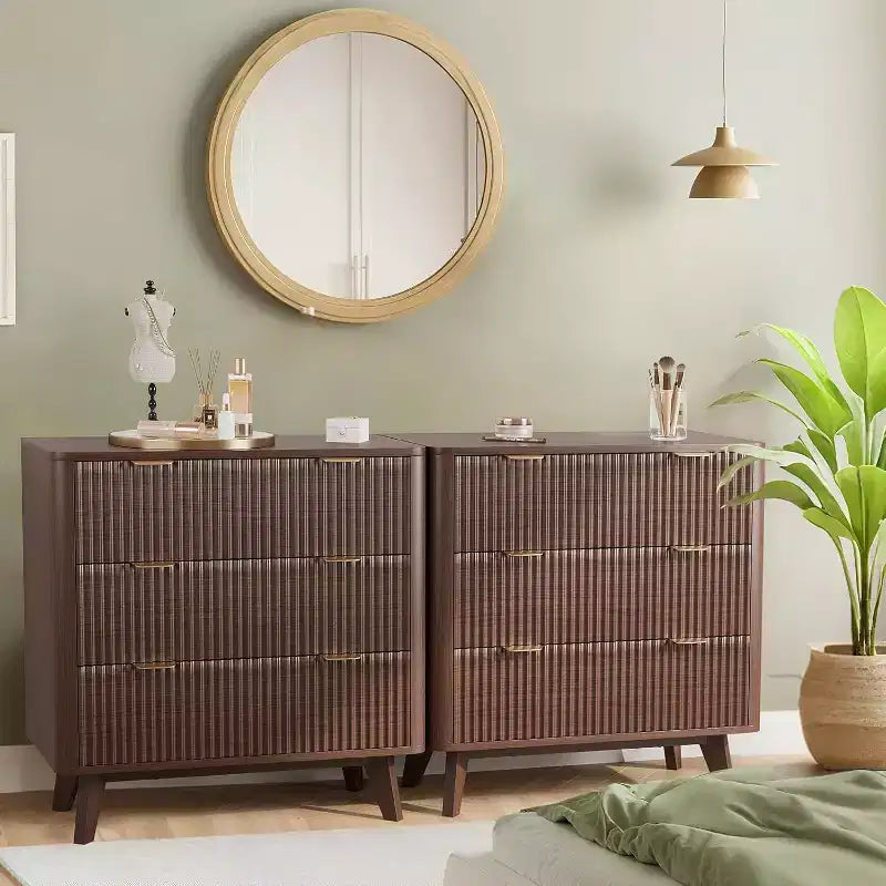 Table de chevet moderne 3 tiroirs encastrés de 81 cm de large avec poignées dorées et grands tiroirs, table de chevet en bois au profil incurvé pour chambre à coucher, salon
