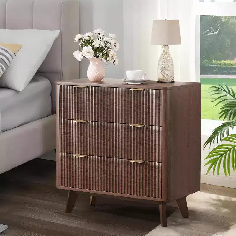 Table de chevet moderne 3 tiroirs encastrés de 81 cm de large avec poignées dorées et grands tiroirs, table de chevet en bois au profil incurvé pour chambre à coucher, salon