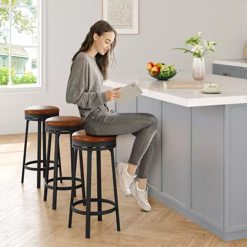 Tabouret de bar pivotant sans dossier de 76 cm avec repose-pieds, revêtement en cuir PU et cadre en métal pour îlot de cuisine