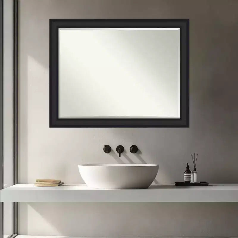 Miroir mural de salle de bain Amanti Art Oliver, cadre en bois biseauté étroit d'un demi-pouce