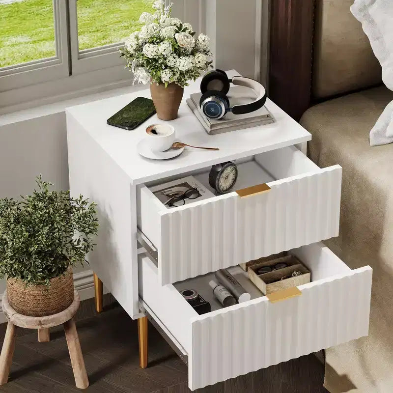 1 Table de chevet cannelée moderne avec station de charge et 2 tiroirs, table de chevet dorée et bois, petite table d'appoint avec ports USB et prises pour chambre à coucher