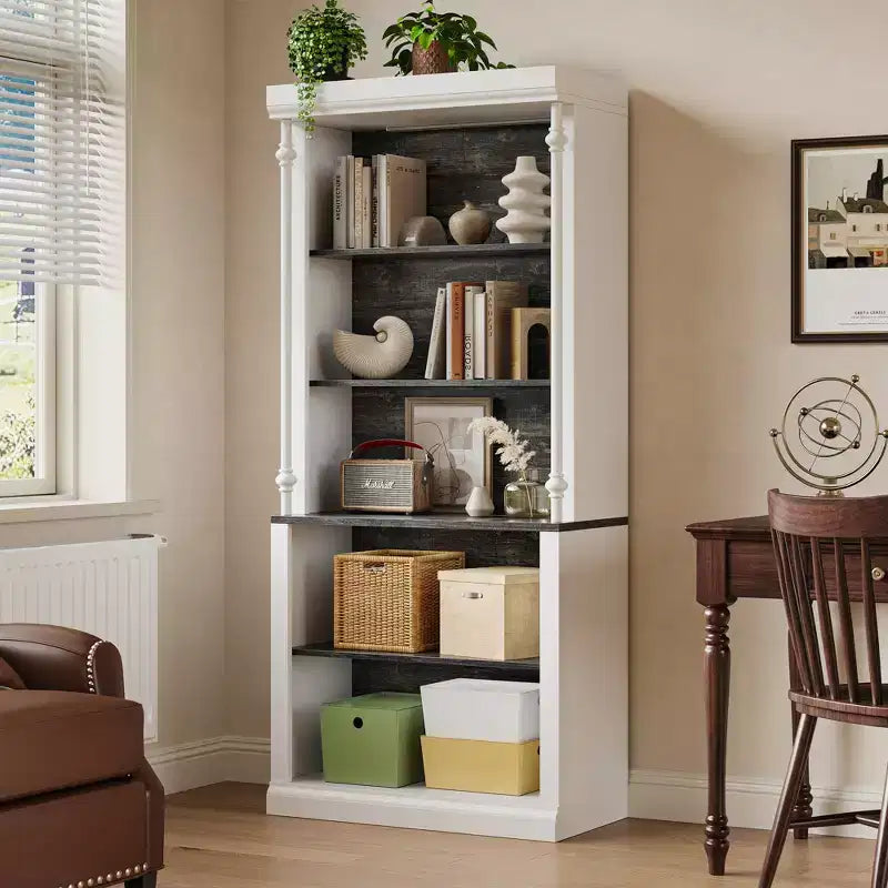 Bibliothèque à 5 niveaux sur pied avec design en colonnes romaines, meuble blanc et blanc chaud, étagères gris foncé, bibliothèque ouverte moderne pour salon