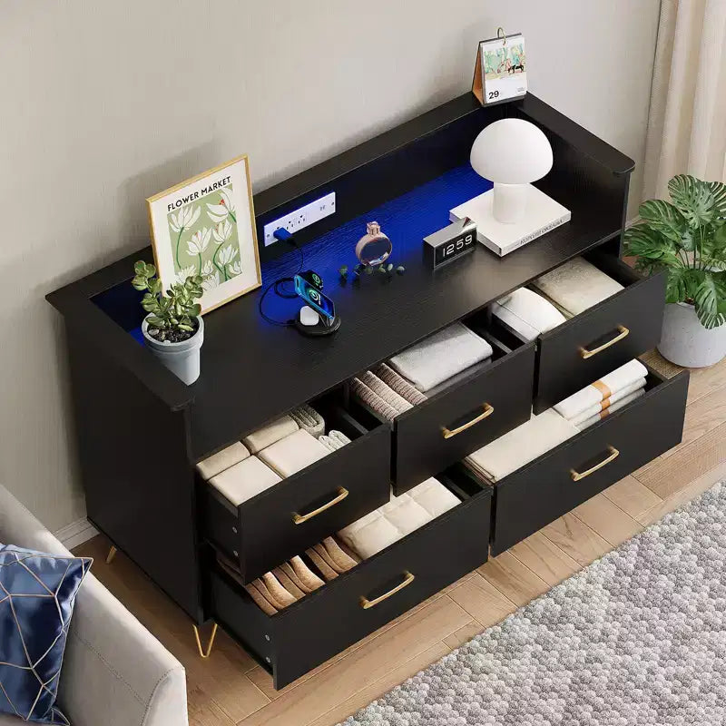 Commode à 5 tiroirs pour chambre à coucher, commode moderne avec lumières LED et station de recharge, organisateur de rangement de vêtements compact en bois