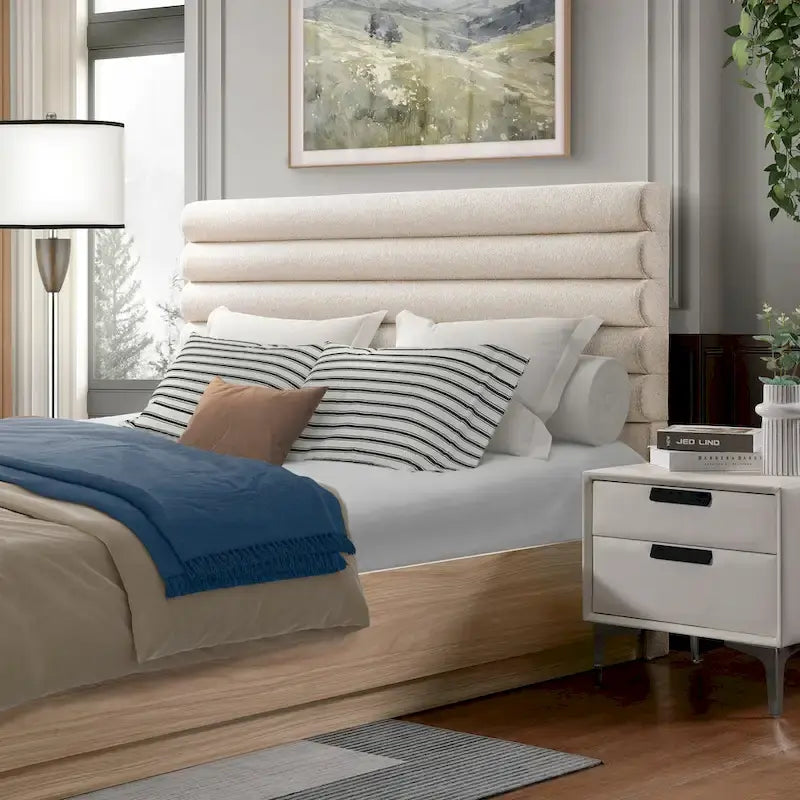 Cadre de lit plateforme Queen avec tête de lit capitonnée en bouclette et cadre en bois d'hévéa – Taupe / Naturel, pour 1 à 2 personnes