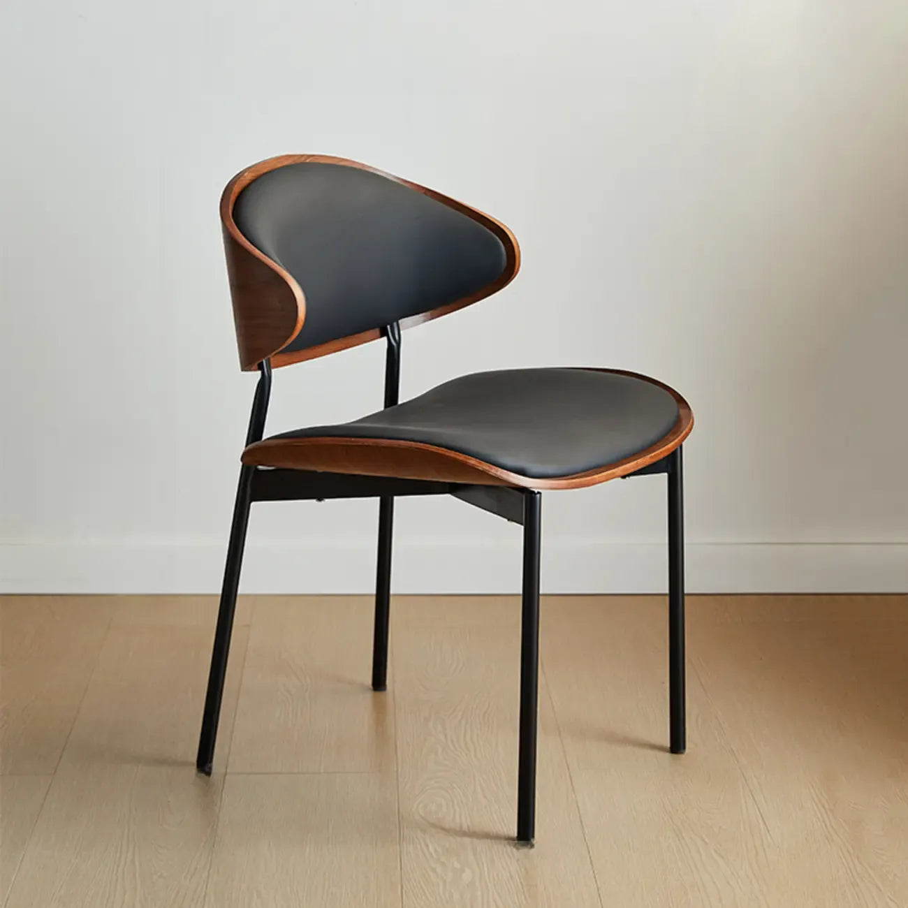 Chaise de salle à manger à dossier incurvé en cuir noir