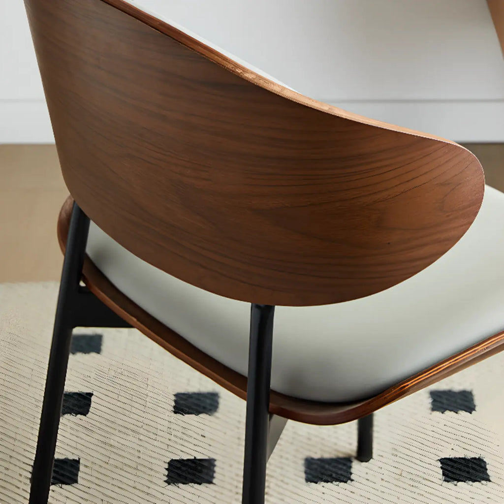 Chaise de salle à manger à dossier incurvé en cuir noir