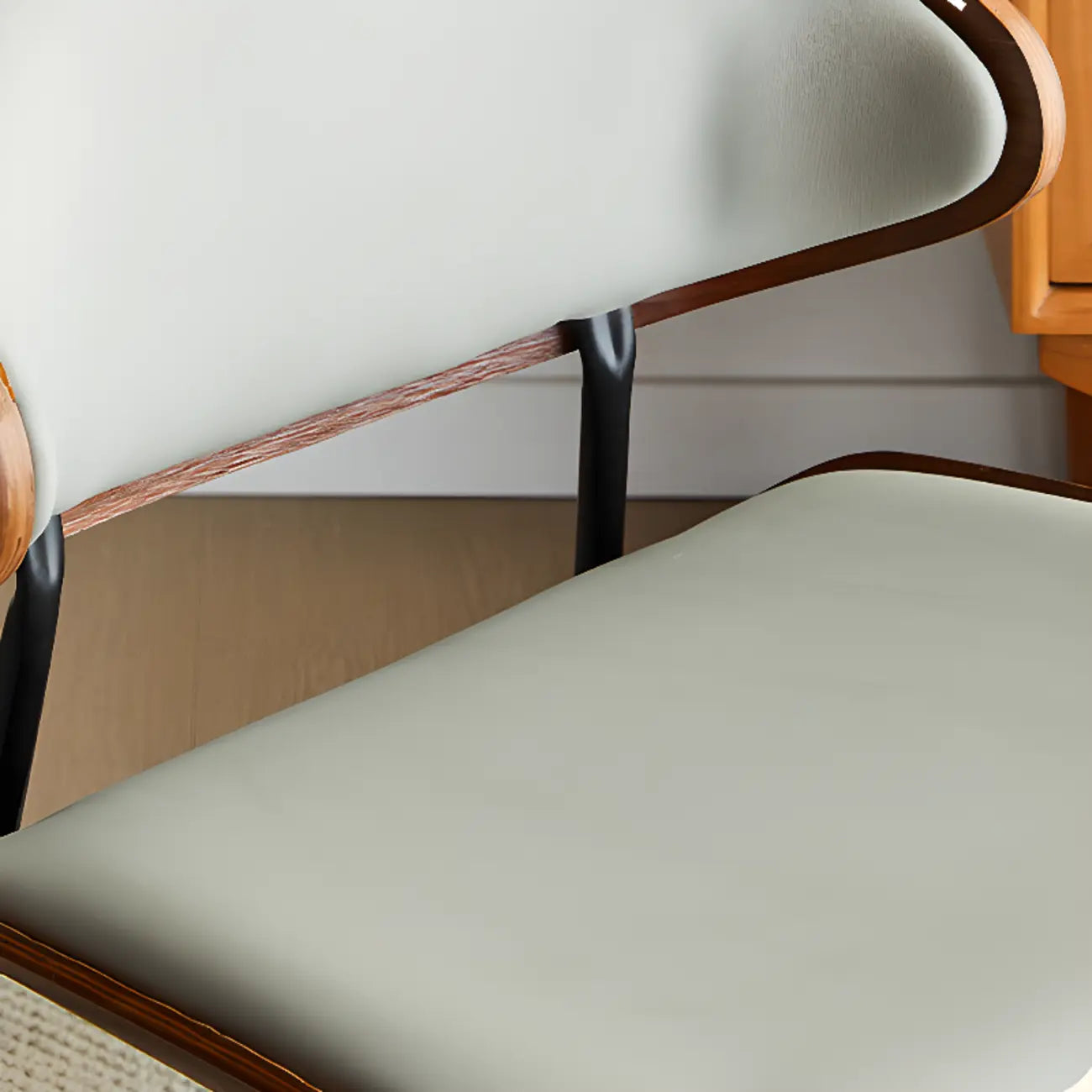 Chaise de salle à manger à dossier incurvé en cuir noir