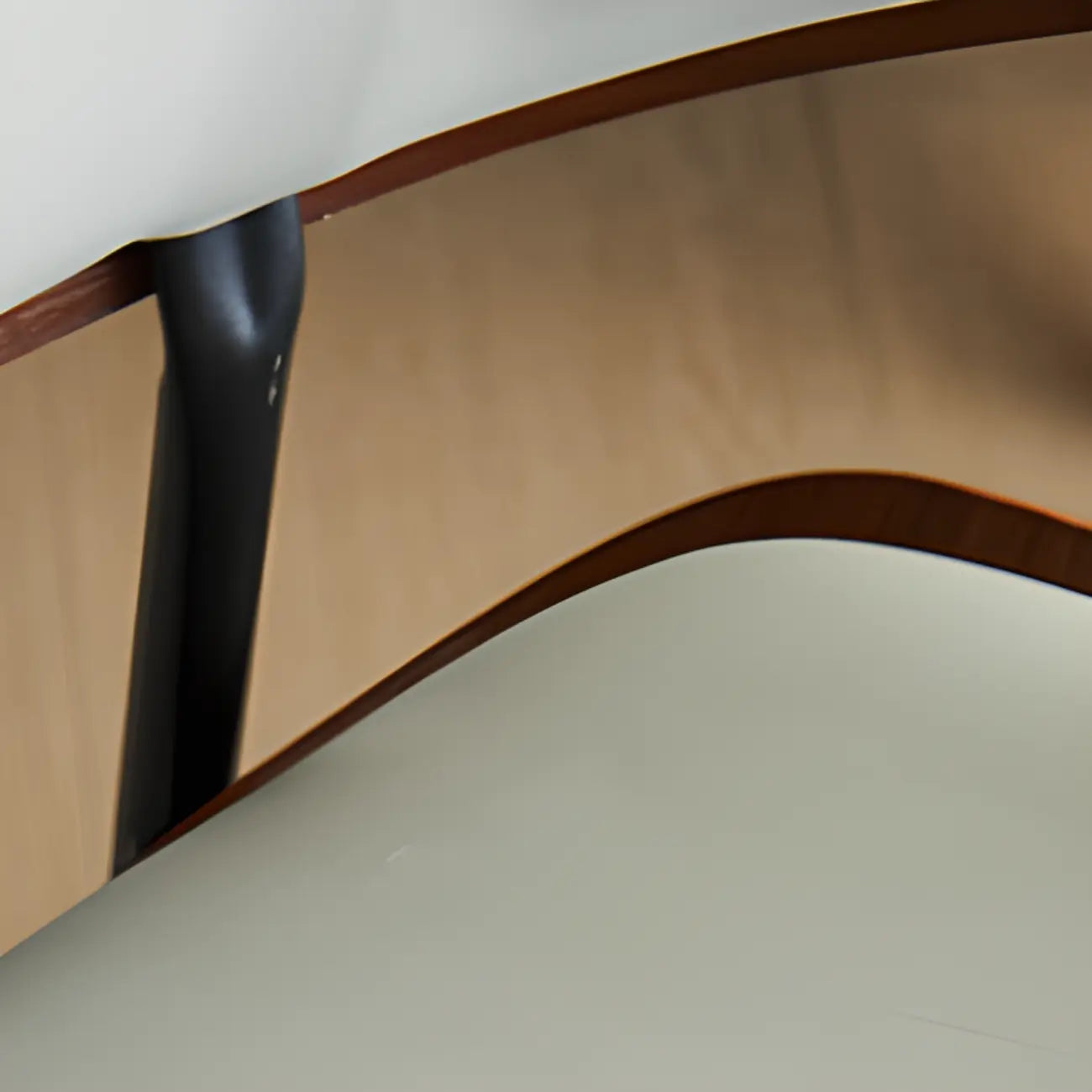 Chaise de salle à manger à dossier incurvé en cuir noir