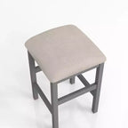 Tabourets de bar rembourrés carrés Shop At Home Gardenside, hauteur comptoir, 24h/24 et 7j/7, pieds et repose-pieds en bois : Gris clair/Beige