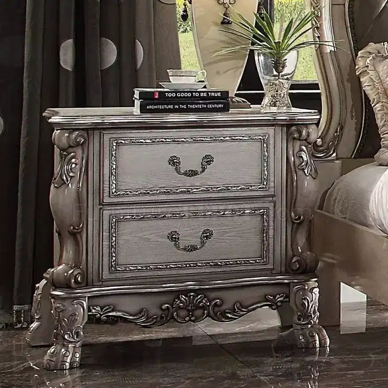 Table de chevet Dresden 32" os blanc vintage – Acme Furniture : pieds incurvés romantiques, moulures festonnées