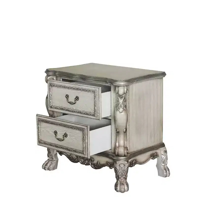 Table de chevet Dresden 32" os blanc vintage – Acme Furniture : pieds incurvés romantiques, moulures festonnées