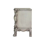 Table de chevet Dresden 32" os blanc vintage – Acme Furniture : pieds incurvés romantiques, moulures festonnées