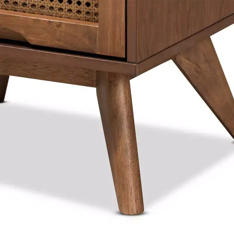 Table de chevet en bois de Barrett et rotin synthétique : 2 tiroirs, pieds inclinés - Baxton Studio
