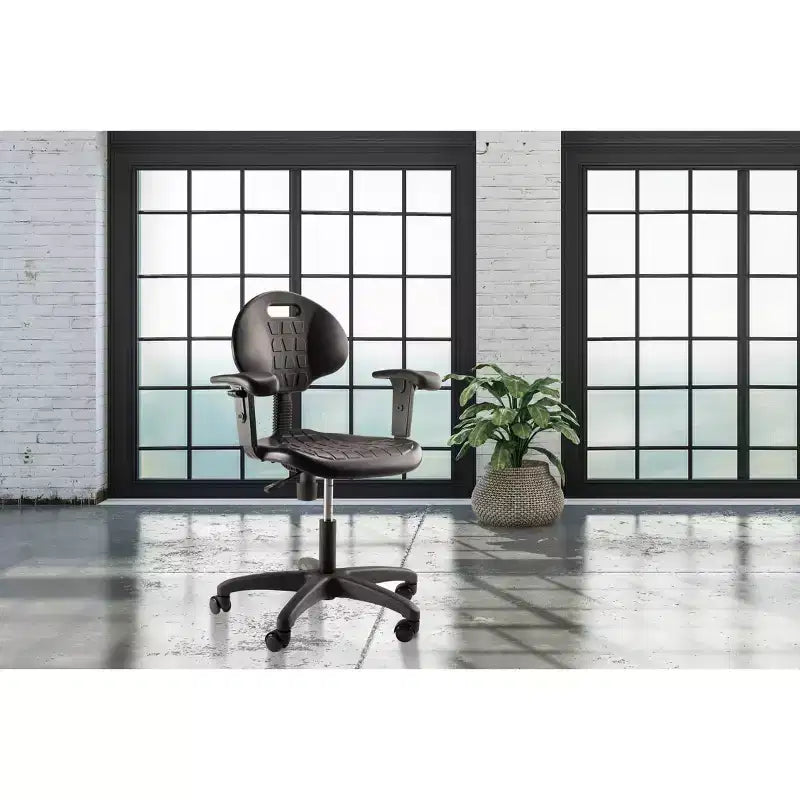 Chaise de bureau pivotante en polyuréthane réglable en hauteur de 40 à 53 cm avec accoudoirs noire - Hampden Furnishings : Structure en acier, Ventilation nervurée