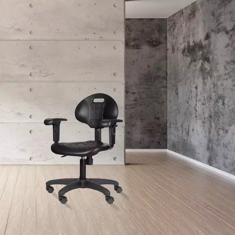 Chaise de bureau pivotante en polyuréthane réglable en hauteur de 40 à 53 cm avec accoudoirs noire - Hampden Furnishings : Structure en acier, Ventilation nervurée