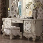Coiffeuse Versailles 67 po Blanc cassé - Acme Furniture : d'inspiration européenne, 7 tiroirs, sans miroir