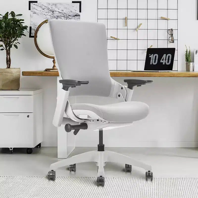 Boutique 24/7 Chaise de bureau ergonomique Tess grise : réglable, dossier en maille, piètement à roulettes, structure métallique