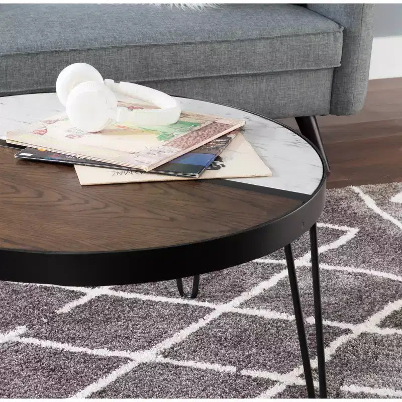Table basse cocktail 32" Rivendell en faux marbre et bois avec pieds en épingle à cheveux en métal Noyer/Blanc - Linon