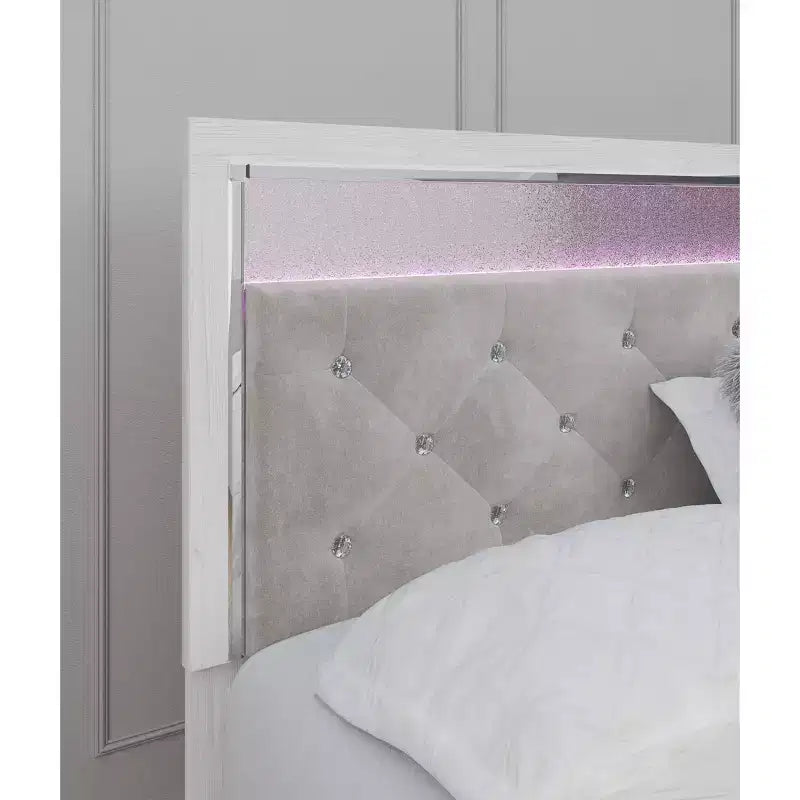 Tête de lit capitonnée Altyra Grand Lit/Très Grand Lit Blanc : Accents Chromés, Éclairage LED - Signature Design by Ashley