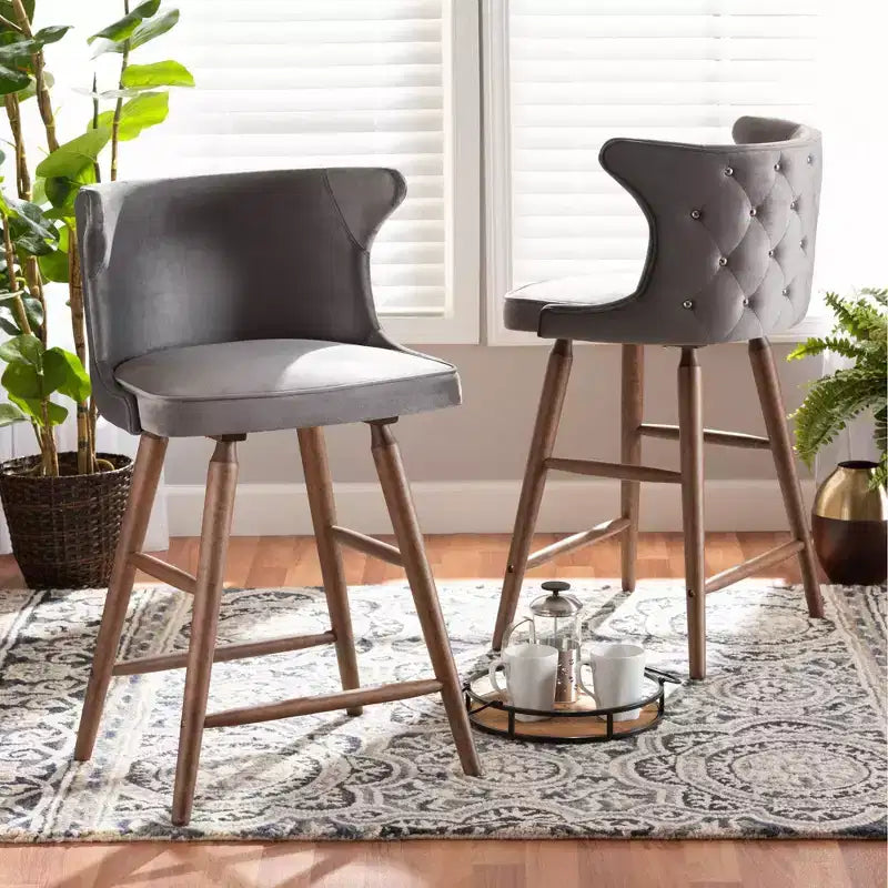 Lot de 2 tabourets de bar Sagira de hauteur comptoir, en velours et bois – Baxton Studio