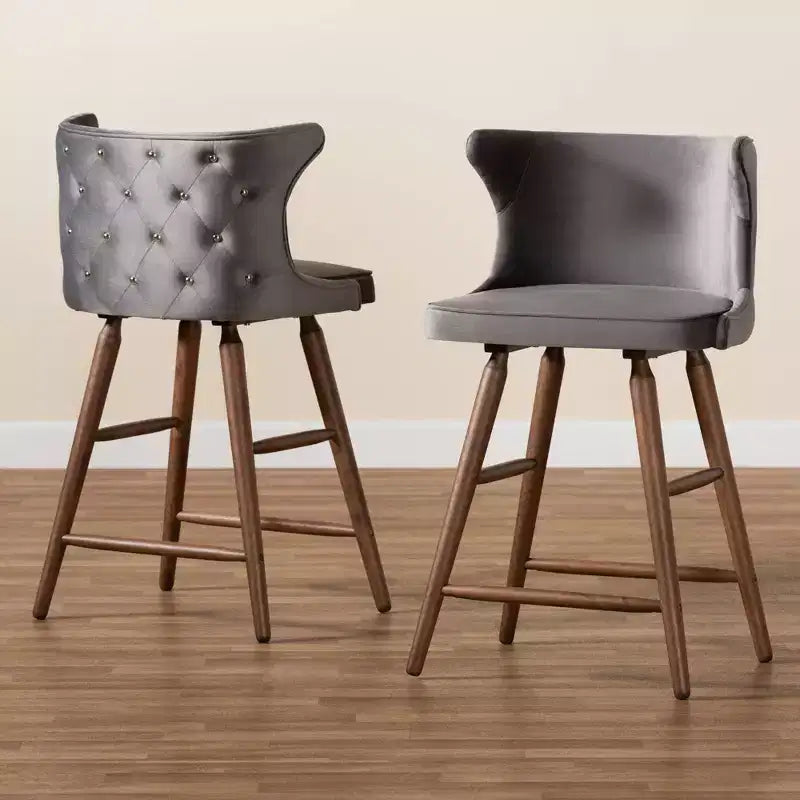 Lot de 2 tabourets de bar Sagira de hauteur comptoir, en velours et bois – Baxton Studio