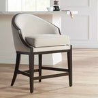 Tabouret de bar Jasper Truffle Wood 55 Downing Street, marron, hauteur 63,5 cm, coussin en tissu moderne couleur avoine avec dossier et repose-pieds pour îlot de cuisine hauteur comptoir